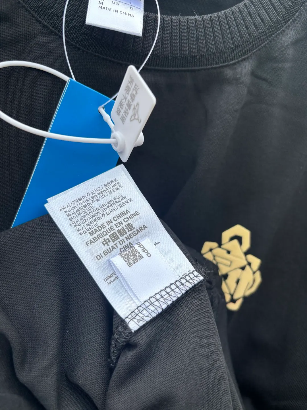 𝟬𝟱𝟰𝟴𝟱# Exclusive real shot/difference between various stolen pictures and online version on the market [Year of the Horse limited edition 𝗮𝗱𝗶𝗱𝗮𝘀 Adidas clover logo short sleeves! AD Year of the Horse Limited Short Sleeves] ✅Selected high-density combed cotton, high-density screen printing of Chinese elements on the chest and back, custom-woven threaded neckline that does not deform, accessories details consistent with the original version ✅Adidas Clover Chinese Knot Year of the Horse Limited Short Sleeves are amazing! ✅The lucky T-shirt that is a must-have for the Year of the Horse in 2026 is here✨ The new Chinese Knot Series is also available to understand the oriental aesthetics! ✅The exquisite Chinese knot embroidery on the chest is so eye-catching! It means good luck and immediate success, the red knot is festive, the gold knot is noble, and it brings good luck buff! Classic clover logo + small logo on the hem, full of details 💯 ❤️Fairy color matching Hanyu white: gentle and white, perfect with jeans and skirts, gentleness is the natural outfit, ❤️Classic black: Versatile is not picky, gold knot embellishment is more advanced, a must-have for cool girls ✅ Complete with three standards! Perfect Quality! Highly recommended! Large size Color: Black Size: S to XXL (loose fit)